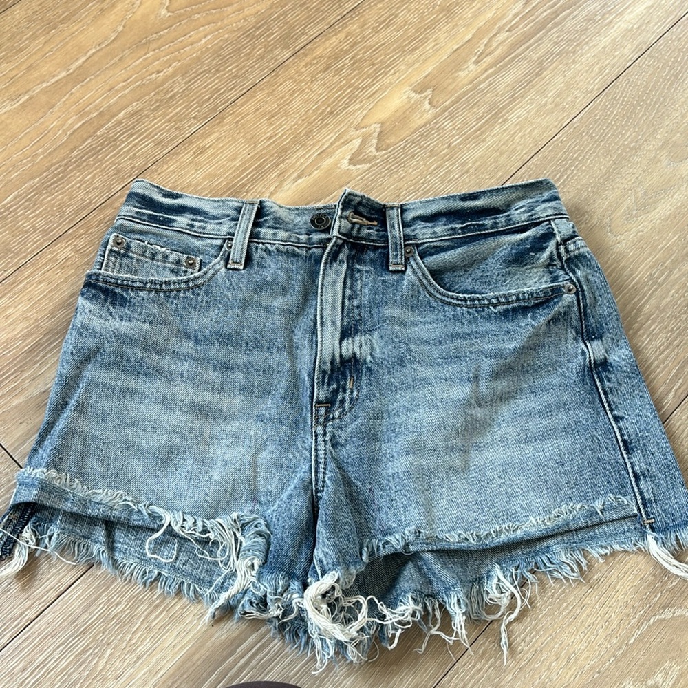 PISTOLA SIZE 26 JEAN SHORTS!!